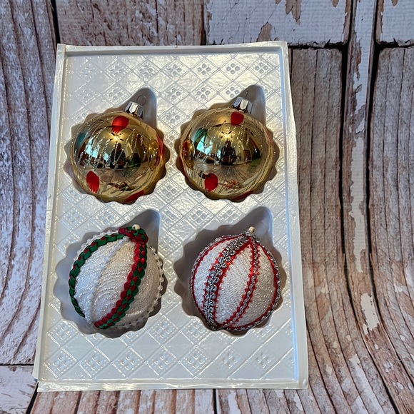 Christmas Classics Hand Decorated Glass Ornaments - Picture 4 of 8